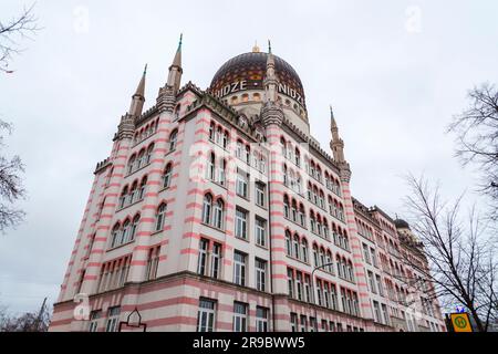 Dresden, Deutschland - 19. DEZEMBER 2021: Yenidze ist ein ehemaliges Zigarettenfabrikgebäude in Dresden, erbaut 1907-1909. Heute wird es als Bürogebäude Nr. genutzt Stockfoto