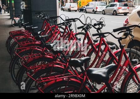 Berlin, Deutschland - 21. Dezember 2021: Viele Fahrräder stehen vor dem NH Collection Berlin Hotel. Stockfoto