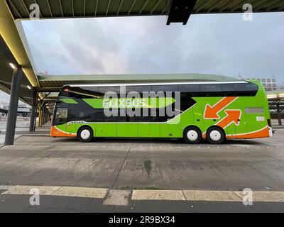 Berlin, Deutschland - 19. DEZ. 2021: FlixBus Intercity Bus am Busbahnhof in Berlin. Stockfoto