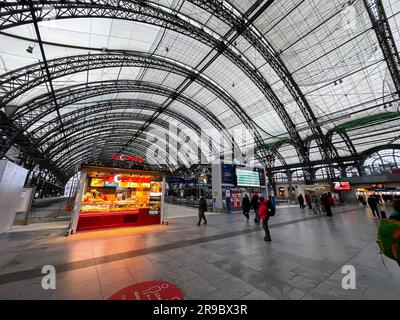 Dresden, Deutschland - 19. Dezember 2021: Der Dresdner Hauptbahnhof ist der größte Passagierbahnhof in der sächsischen Hauptstadt Dresden. Stockfoto
