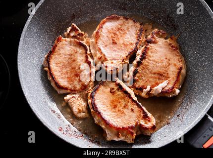 Gebratenes Schweinesteak in der Bratpfanne Stockfoto