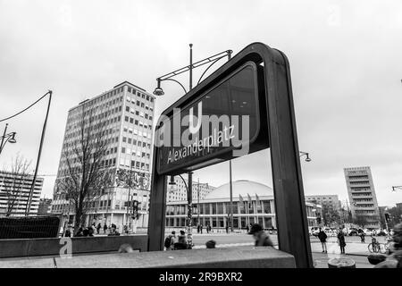 Berlin, Deutschland - 21. DEZ. 2021: U-Bahn-Station Eingang und Positionsschild für die Berliner U-Bahn-Station Alexanderplatz. Stockfoto