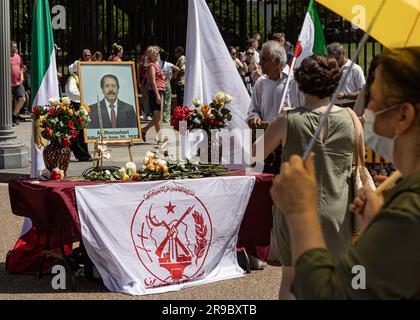 Eine Gedenkstätte für das Mitglied der People's Mojahedin Organization of Iran (PMOI) Ali Mostashari vor dem Weißen Haus in Washington DC am 24. Juni 2023. Das Hauptquartier der PMOI im Lager Ashraf 3, Albanien, wurde am 20. Juni 2023 von der albanischen Polizei überfallen, nachdem behauptet wurde, die Oppositionsgruppe habe Cyberangriffe gegen ausländische Mächte verübt und die Bedingungen ihres Asyls verletzt. Mostashari wurde während des Überfalls getötet. (Foto: Collin Mayfield/Sipa USA) Guthaben: SIPA USA/Alamy Live News Stockfoto