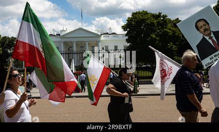 Anhänger der iranischen Opposition fordern am 24. Juni 2023 Unterstützung der USA außerhalb des Weißen Hauses in Washington DC. Die Iranische Volksmodschaheddin-Organisation (PMOI), im Exil in Lager Ashraf 3, Albanien wurde am 20. Juni 2023 von der albanischen Polizei überfallen, nachdem behauptet wurde, die Oppositionsgruppe habe Cyberangriffe gegen ausländische Mächte verübt und gegen die Bedingungen ihres Asyls verstoßen. Das bei dem Protest geehrte Parteimitglied Ali Mostashari wurde während der Razzia getötet. (Foto: Collin Mayfield/Sipa USA) Guthaben: SIPA USA/Alamy Live News Stockfoto