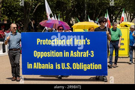 Anhänger der iranischen Opposition fordern am 24. Juni 2023 Unterstützung der USA außerhalb des Weißen Hauses in Washington DC. Die Iranische Volksmodschaheddin-Organisation (PMOI), im Exil in Lager Ashraf 3, Albanien wurde am 20. Juni 2023 von der albanischen Polizei überfallen, nachdem behauptet wurde, die Oppositionsgruppe habe Cyberangriffe gegen ausländische Mächte verübt und gegen die Bedingungen ihres Asyls verstoßen. Das bei dem Protest geehrte Parteimitglied Ali Mostashari wurde während der Razzia getötet. (Foto: Collin Mayfield/Sipa USA) Guthaben: SIPA USA/Alamy Live News Stockfoto