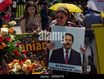 Ein Protestteilnehmer trägt am 24. Juni 2023 vor dem Weißen Haus in Washington DC ein Foto des PMOI-Mitglieds der People's Mojahedin Organization of Iran (PMOI). Das Hauptquartier der PMOI im Lager Ashraf 3, Albanien, wurde am 20. Juni 2023 von der albanischen Polizei überfallen, nachdem behauptet wurde, die Oppositionsgruppe habe Cyberangriffe gegen ausländische Mächte verübt und die Bedingungen ihres Asyls verletzt. Mostashari wurde während des Überfalls getötet. (Foto: Collin Mayfield/Sipa USA) Guthaben: SIPA USA/Alamy Live News Stockfoto