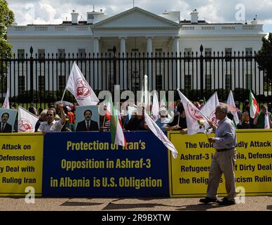 Anhänger der iranischen Opposition fordern am 24. Juni 2023 Unterstützung der USA außerhalb des Weißen Hauses in Washington DC. Die Iranische Volksmodschaheddin-Organisation (PMOI), im Exil in Lager Ashraf 3, Albanien wurde am 20. Juni 2023 von der albanischen Polizei überfallen, nachdem behauptet wurde, die Oppositionsgruppe habe Cyberangriffe gegen ausländische Mächte verübt und gegen die Bedingungen ihres Asyls verstoßen. Das bei dem Protest geehrte Parteimitglied Ali Mostashari wurde während der Razzia getötet. (Foto: Collin Mayfield/Sipa USA) Guthaben: SIPA USA/Alamy Live News Stockfoto