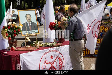 Am 24. Juni 2023 legt ein Protestteilnehmer Blumen vor dem Weißen Haus in Washington DC an eine Gedenkstätte für das Mitglied der People's Mojahedin Organization of Iran (PMOI) Ali Mostashari. Das Hauptquartier der PMOI im Lager Ashraf 3, Albanien, wurde am 20. Juni 2023 von der albanischen Polizei überfallen, nachdem behauptet wurde, die Oppositionsgruppe habe Cyberangriffe gegen ausländische Mächte verübt und die Bedingungen ihres Asyls verletzt. Mostashari wurde während des Überfalls getötet. (Foto: Collin Mayfield/Sipa USA) Guthaben: SIPA USA/Alamy Live News Stockfoto