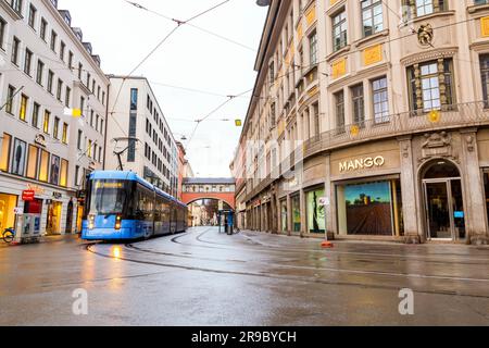 München - 25. Dezember 2021: Elektrische Straßenbahn in München. Stockfoto