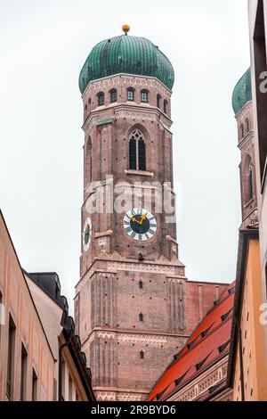 Zwiebelkuppeltürme der Frauenkirche, die Frauenkirche-Kathedrale in München, Bayern. Das Gebäude ist das bekannteste Gebäude Münchens. Stockfoto