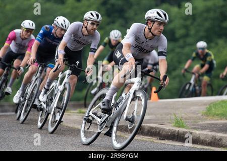 USA Cycling's Road Race National Championships, Knoxville, Tennessee, USA. 25. Juni 2023. Rob Carpenter und Kyle Murphy vom L39ion. Fahrradteam in einer Ecke. Kredit: Casey B. Gibson/Alamy Live News Stockfoto