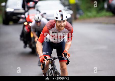 USA Cycling's Road Race National Championships, Knoxville, Tennessee, USA. 25. Juni 2023. Quinn Simmons vom Trek-Segafredo-Fahrradteam greift beim letzten Aufstieg an, um das Rennen zu gewinnen. Kredit: Casey B. Gibson/Alamy Live News Stockfoto