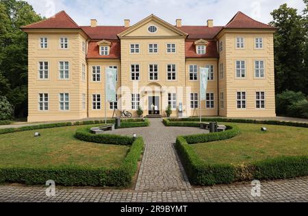 Mirow, Deutschland. 20. Juni 2023. Das Schloss in Mirow. Sophie Charlotte von Mecklenburg-Strelitz, später Königin Charlotte von England (1744-1818), wurde in Mirow geboren und lebte hier für die ersten 17 Jahre ihres Lebens bis zu ihrer Hochzeit mit dem englischen König George III (1738-1820). Ihr Leben wird nun einem breiten und auch jungen Publikum durch die Netflix-Serie „Queen Charlotte: A Bridgerton Story“ bekannt. Kredit: Bernd Wüstneck/dpa/Alamy Live News Stockfoto