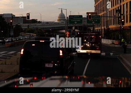 Washington, DC, USA. 25. Juni 2023. Das Kapitol der Vereinigten Staaten wird als die Autokolonne von US-Präsident Joe Biden angesehen, die am Sonntag, den 25. Juni, vom Fort Lesley J. McNair zum Weißen Haus in Washington, DC, USA fährt. 2023. Kredit: Julia Nikhinson/Pool über CNP/dpa/Alamy Live News Stockfoto