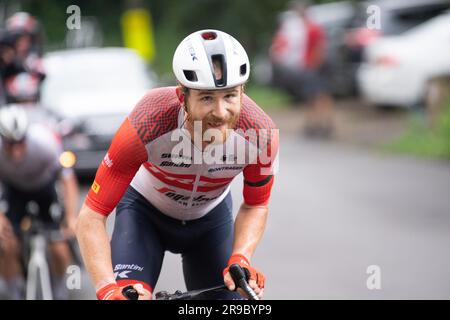 USA Cycling's Road Race National Championships, Knoxville, Tennessee, USA. 25. Juni 2023. Quinn Simmons vom Trek-Segafredo-Fahrradteam greift beim letzten Aufstieg an, um das Rennen zu gewinnen. Kredit: Casey B. Gibson/Alamy Live News Stockfoto