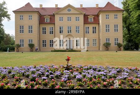 Mirow, Deutschland. 20. Juni 2023. Das Schloss in Mirow. Sophie Charlotte von Mecklenburg-Strelitz, später Königin Charlotte von England (1744-1818), wurde in Mirow geboren und lebte hier für die ersten 17 Jahre ihres Lebens bis zu ihrer Hochzeit mit dem englischen König George III (1738-1820). Ihr Leben wird nun einem breiten und auch jungen Publikum durch die Netflix-Serie „Queen Charlotte: A Bridgerton Story“ bekannt. Kredit: Bernd Wüstneck/dpa/Alamy Live News Stockfoto