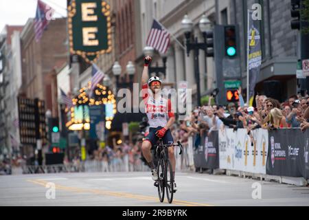 USA Cycling's Road Race National Championships, Knoxville, Tennessee, USA. 25. Juni 2023. Quinn Simmons vom Trek-Segafredo-Fahrradteam feiert den Sieg des Straßenrennen für Männer. Kredit: Casey B. Gibson/Alamy Live News Stockfoto