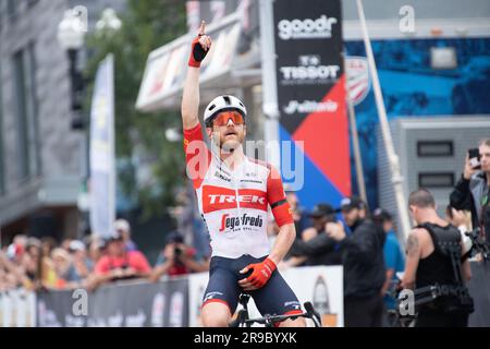 USA Cycling's Road Race National Championships, Knoxville, Tennessee, USA. 25. Juni 2023. Quinn Simmons vom Trek-Segafredo-Fahrradteam feiert den Sieg des Straßenrennen für Männer. Kredit: Casey B. Gibson/Alamy Live News Stockfoto