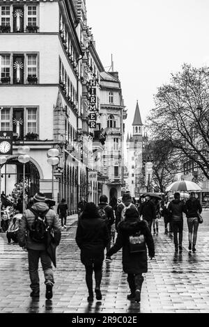 München, Deutschland - 26. DEZ. 2021: Blick von der Kaufinger Street oder der Kaufingerstraße, einer Fußgängerzone, die den Karlplatz mit dem Marienplatz verbindet Stockfoto