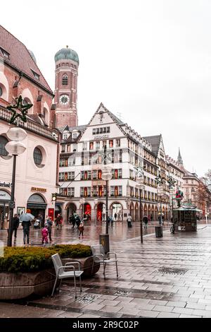 München, Deutschland - 26. DEZ. 2021: Blick von der Kaufinger Street oder der Kaufingerstraße, einer Fußgängerzone, die den Karlplatz mit dem Marienplatz verbindet Stockfoto