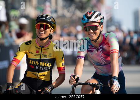 USA Cycling's Road Race National Championships, Knoxville, Tennessee, USA. 25. Juni 2023. Coryn Labecki vom Team Jumbo Visma und Chloe Dygert vom Canyon/Sram-Rennen an der Startlinie. Kredit: Casey B. Gibson/Alamy Live News Stockfoto