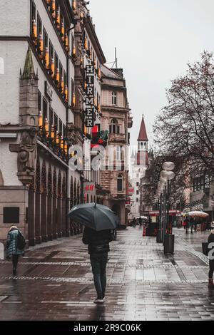 München, Deutschland - 26. DEZ. 2021: Blick von der Kaufinger Street oder der Kaufingerstraße, einer Fußgängerzone, die den Karlplatz mit dem Marienplatz verbindet Stockfoto