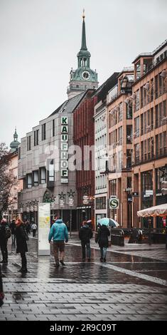München, Deutschland - 26. DEZ. 2021: Blick von der Kaufinger Street oder der Kaufingerstraße, einer Fußgängerzone, die den Karlplatz mit dem Marienplatz verbindet Stockfoto