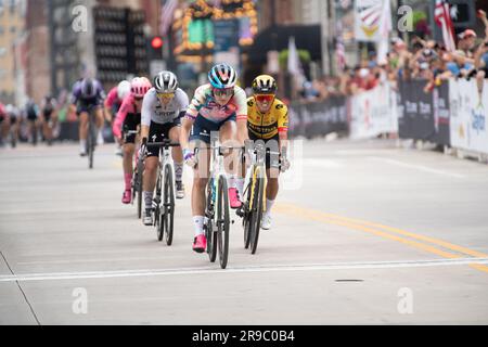 USA Cycling's Road Race National Championships, Knoxville, Tennessee, USA. 25. Juni 2023. Chloe Dygert vom Canyon/SRAM-Fahrradteam gewinnt das Straßenrennen der Frauen direkt vor Coryn Ladecki. Kredit: Casey B. Gibson/Alamy Live News Stockfoto