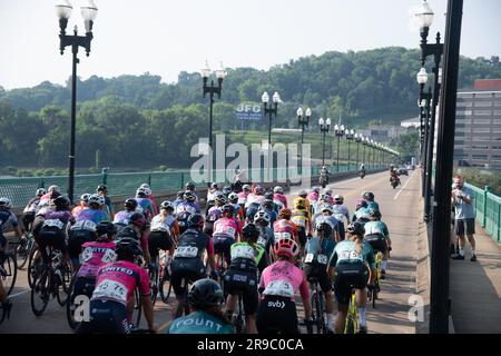 USA Cycling's Road Race National Championships, Knoxville, Tennessee, USA. 25. Juni 2023. Das Peloton der Frauen überquert die Gay Street Bridge zu Beginn des Rennens. Kredit: Casey B. Gibson/Alamy Live News Stockfoto