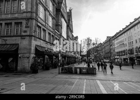 München - 23. Dezember 2021: Die Gebäude am Karlsplatz im Stadtteil Statchus von München, der bayerischen Hauptstadt. Stockfoto