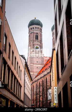 München, Deutschland - 26. DEZ. 2021: Außenansicht der Frauenkirche, der Frauenkirche, der Frauenkirche in München, Bayern. Die Struktur ist die Kultfigur Stockfoto