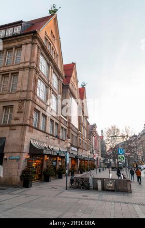 München - 23. Dezember 2021: Die Gebäude am Karlsplatz im Stadtteil Statchus von München, der bayerischen Hauptstadt. Stockfoto