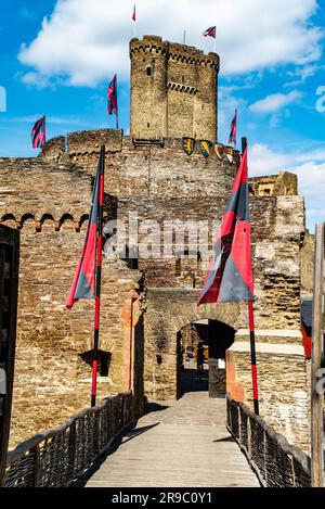 Brodenbach Deutschland 05.08.2018. Eingangsbereich mit Flaggen der Ehrenburger Burg Rheinland-Pfalz. Stockfoto