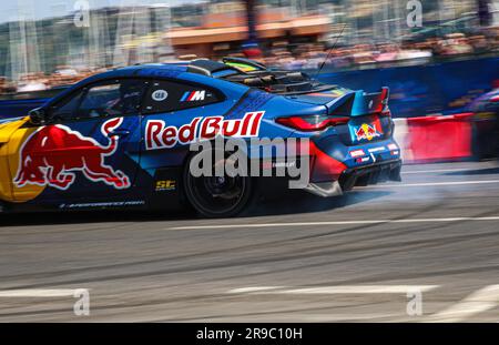 Lissabon, Portugal. 25. Juni 2023. Elias Hountondji mit dem modifizierten BMW M4 Rennwagen auf einem Red Bull Showrun in Lissabon. Kredit: SOPA Images Limited/Alamy Live News Stockfoto