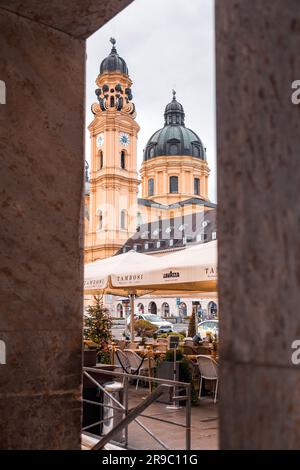 München, Deutschland - 25. DEZ. 2021: Odeonsplatz mit bedeutenden Bauten wie Feldherrnhalle, Palais Preysing, St. Cajetan Church usw. befinden sich in Mu Stockfoto