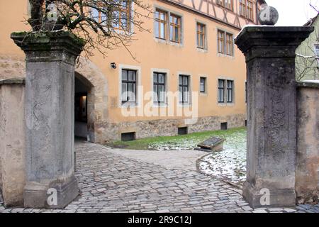 Steintorpfosten am Eingang zum kleinen Garten, in der Judengasse beim Weißen Turm in der Altstadt, Rothenburg ob der Tauber, Deutschland Stockfoto