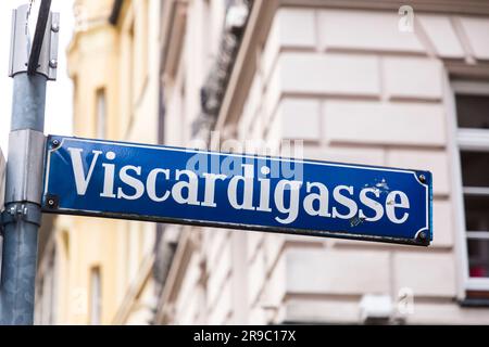 München, Deutschland - 25. Dezember 2021: Straßenschild in München, Bayern. Viscardigasse Stockfoto