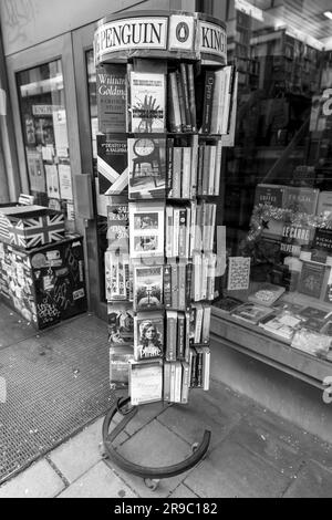 München, Deutschland - 23. DEZEMBER 2021: Gebrauchte Bücher zum Verkauf an einem Buchladen in München. Stockfoto