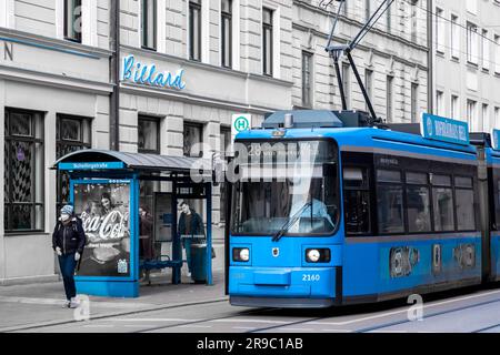 München - 23. Dezember 2021: Elektrische Straßenbahn in München. Stockfoto