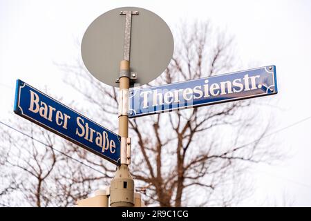 München, Deutschland - 23. Dezember 2021: Straßenschild in München, Bayern. Theresienstraße und Barer Straße. Stockfoto