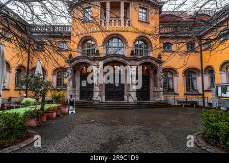 München, Deutschland - 26. Dezember 2021: Außenansicht des öffentlichen Badehauses Karl Müller in München. Das Gebäude wurde 1901 eröffnet. Stockfoto