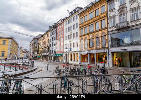 München, Deutschland - 25. DEZ. 2021: Gebäude am Max Joseph Platz im Zentrum von München, benannt nach König Maximilian Joseph. Stockfoto