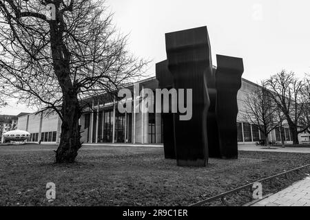 München, Deutschland - 23. DEZ. 2021: Fassade der neuen Pinakothek, des Münchner Museums für moderne Kunst, Bayern. Stockfoto