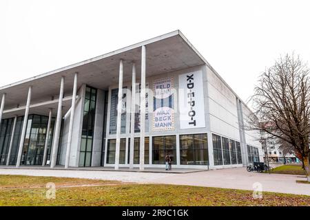 München, Deutschland - 23. DEZ. 2021: Fassade der neuen Pinakothek, des Münchner Museums für moderne Kunst, Bayern. Stockfoto