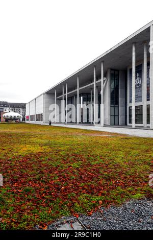 München, Deutschland - 23. DEZ. 2021: Fassade der neuen Pinakothek, des Münchner Museums für moderne Kunst, Bayern. Stockfoto