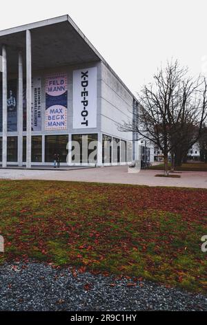 München, Deutschland - 23. DEZ. 2021: Fassade der neuen Pinakothek, des Münchner Museums für moderne Kunst, Bayern. Stockfoto