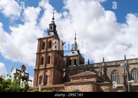 Die dramatischen Glockentürme der Kathedrale Santa María de Astorga führen Pilger entlang der Camino Frances in Astorga, Spanien. Diese alte Route der Wa Stockfoto