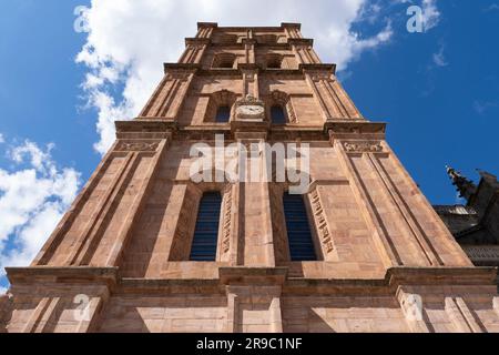 Detail des westlichen Glockenturms der Kathedrale Santa María de Astorga entlang der Camino Frances in Astorga, Spanien. Diese uralte Route der Art von S Stockfoto