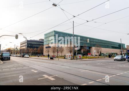 München, Deutschland - 23. DEZ. 2021: Fassade der neuen Pinakothek, des Münchner Museums für moderne Kunst, Bayern. Stockfoto