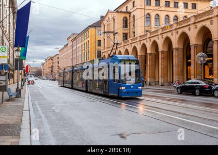 München - 25. Dezember 2021: Elektrische Straßenbahn in München. Stockfoto